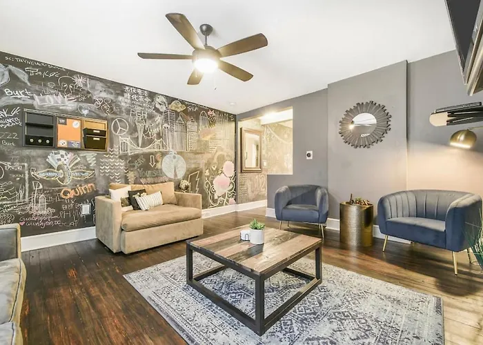 Holiday home Hostwise - Chalk Art House - Chalkboard Wall, Private Parking, Patio