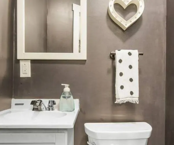 Hostwise - Chalk Art House - Chalkboard Wall, Private Parking, Patio Holiday home *
