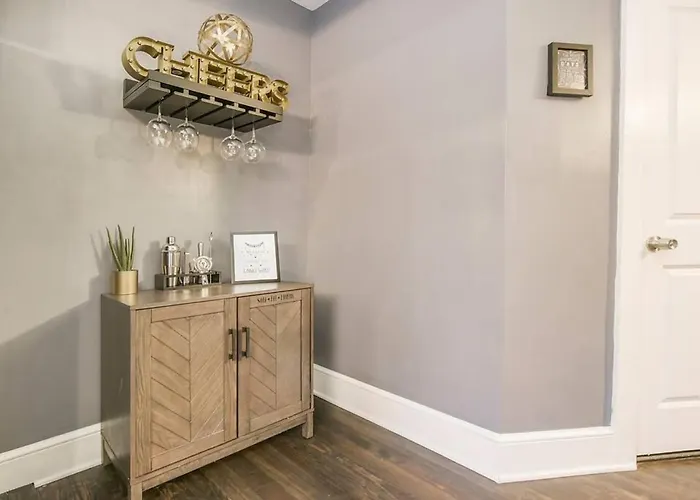 Hostwise - Chalk Art House - Chalkboard Wall, Private Parking, Patio *